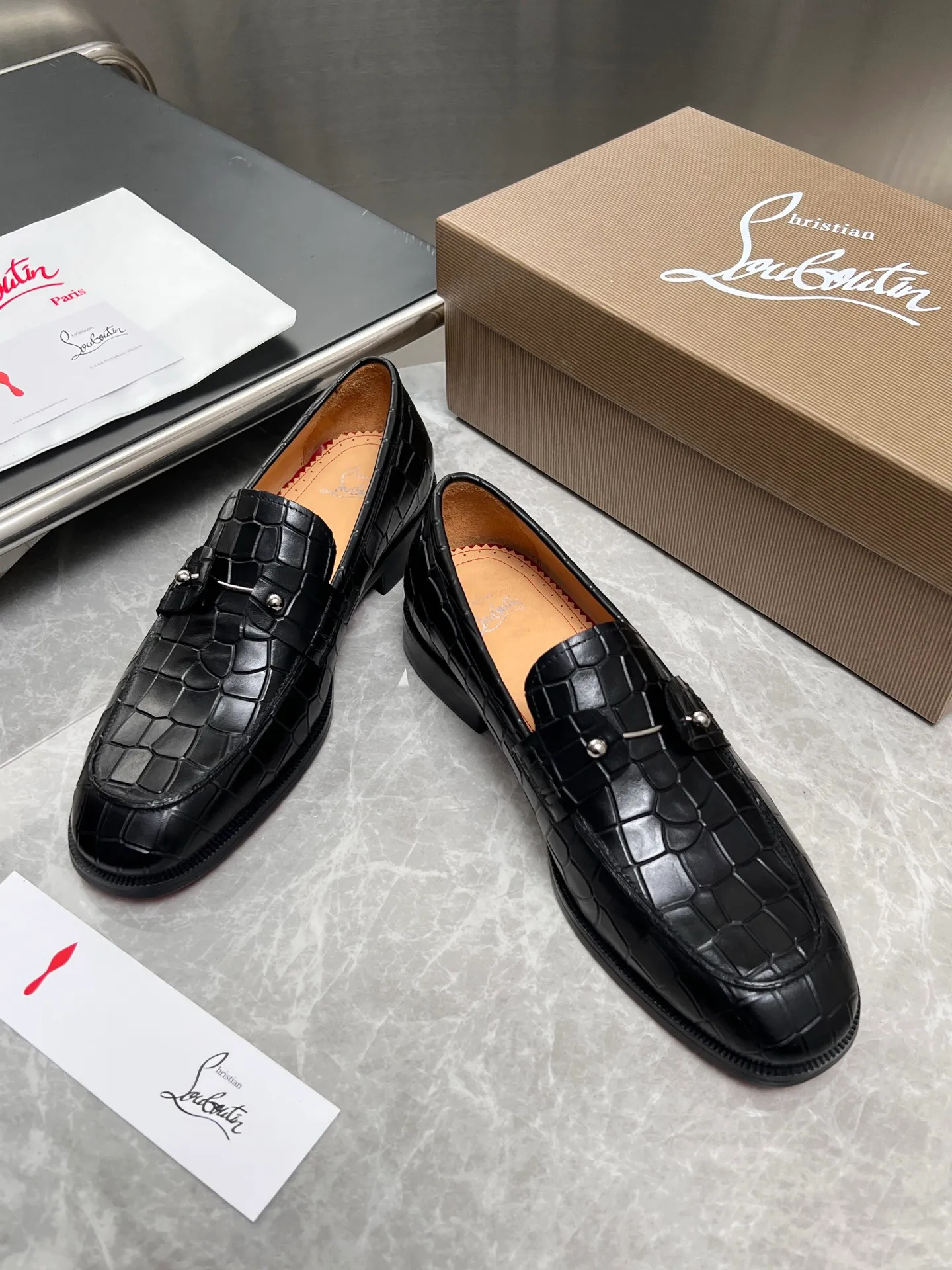 [CL red sole] Top P: 900💰 Number of yards: 39~44 (38.4546. Customized, non-refundable) CL new men's formal shoes Loaf leather shoes Christia* Loubouti* red sole shoes The red sole is luxurious and elegant, reshaping the style boundary of casual formal wear. It is extremely innovative in material selection, and creates a rich visual and tactile experience through the collision of different materials! Made of top-grade calfskin/glossy patent leather/spliced ​​technical fabric in contrasting colors. The upper is stitched by hand with fine and even stitching. It is based on the square-toe loafer shoe shape, with neat and elegant lines, which fits the toughness of men's wear. The upper is embellished with metal rivets, injecting individual details into classic loafers, breaking the mediocrity of casual shoes, and giving a concrete expression of "low-key luxury". From the original color/red cowhide lining inside the shoe to the instantly recognizable red sole, the "red sole" is not only the brand's visual identity, but also a "luxury codeword" when walking. The red sole exposed inadvertently conveys taste and identity instantly. From the innovative splicing of materials, to the personalized fusion of design, to the ingenious inheritance of craftsmanship, the Christian Louboutin men's loafer series is not only a pair of casual shoes, but also a "yuppie style" dressing weapon for men. Whether it is a casual business meeting or a casual look for daily travel, it can help you become a unique and stylish man in every occasion with its "red Loaf" attitude.